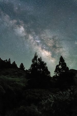 热门动漫封面，二次元风格，主角手持光剑站在星空下