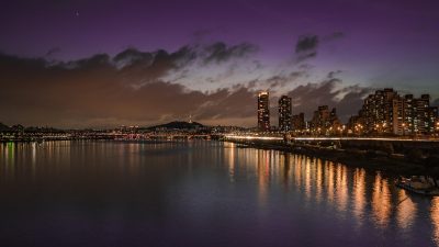 韩剧视频在线专题封面，首尔城市夜景背景，多部热门韩剧海报组合