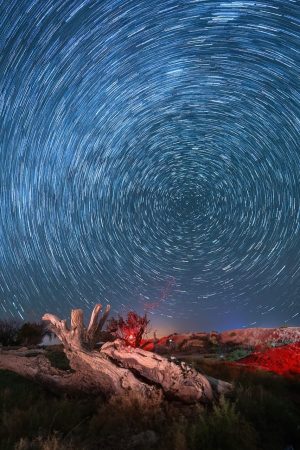 2026年高分奇幻动漫封面，手绘风格，主角站在星空下的悬崖边，色彩绚丽